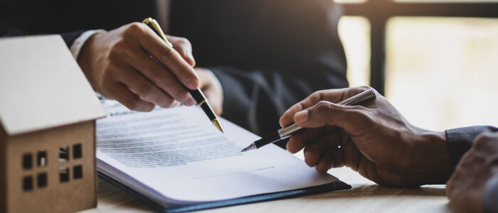 A lawyer consults with a client about estate planning